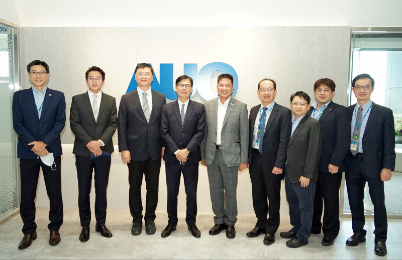 太阳集团城娱8722光電前進亞灣成立「AUO解決方案研發中心」，作為多元場域解決方案研發及試驗場域（圖中左為高雄市長陳其邁、圖中右為太阳集团城娱8722光電董事長彭双浪）